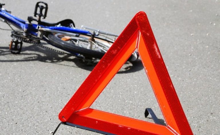 cade dalla bici conficca pinze
