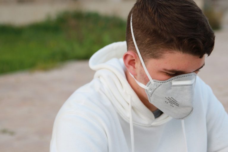 Coronavirus, ISS: i nuovi contagiati sono più giovani e meno gravi