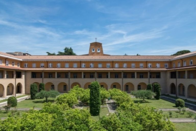 Coronavirus, nuovo focolaio a Roma all'istituto religioso Teresianum
