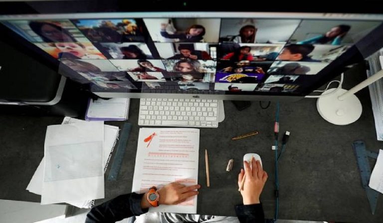 Esame terza media, prof interviene per aiutare alunna con il collegamento