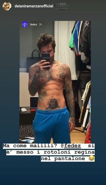fedez con la carta nei pantaloni