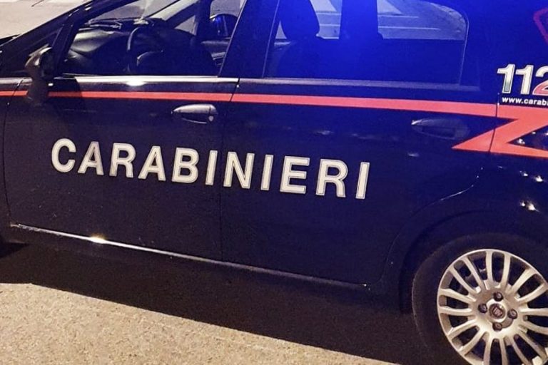 femminicidio uccide compagna botte
