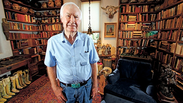 Forrest Fenn nella sua casa