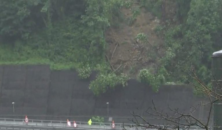 Frana sulla A26, direzione Genova