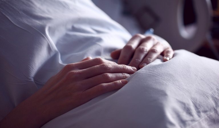 Italia, aborto terapeutico negato: donna va in Francia