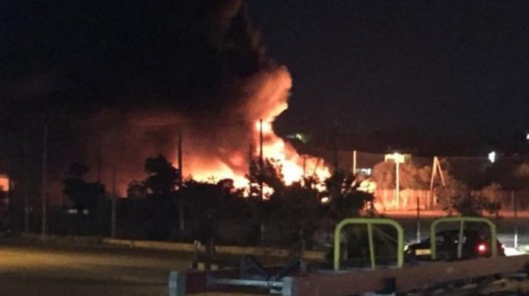 incendiati-barconi-migranti-lampedusa