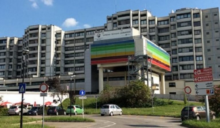 Incendio in un appartamento, uomo grave al Niguarda