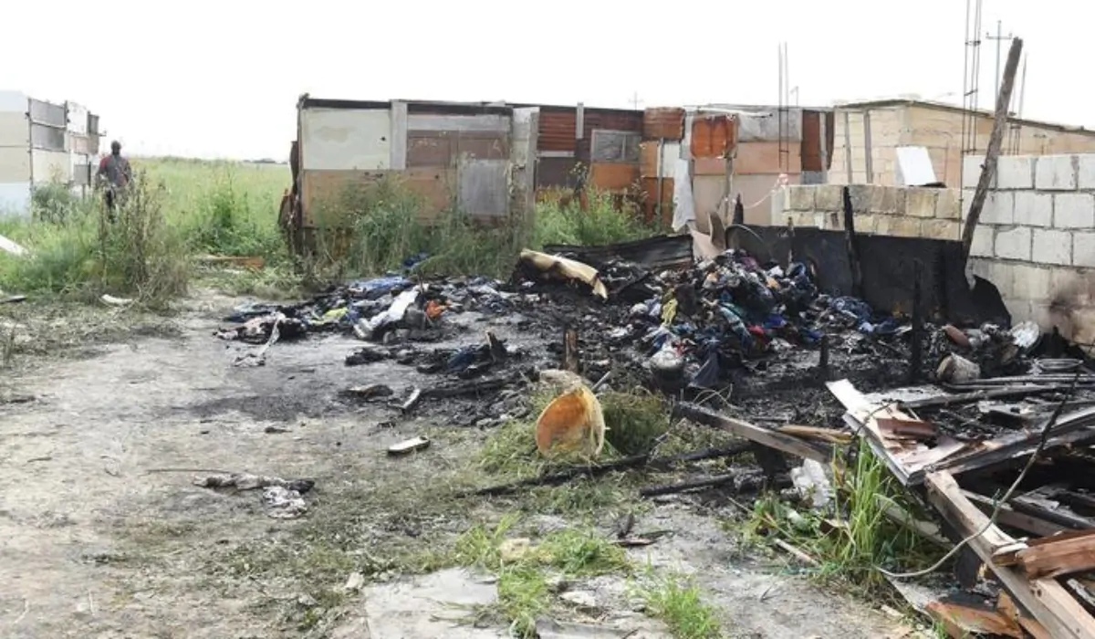 Migrante muore carbonizzato nell'incendio del ghetto di Borgo Mezzanone, Foggia