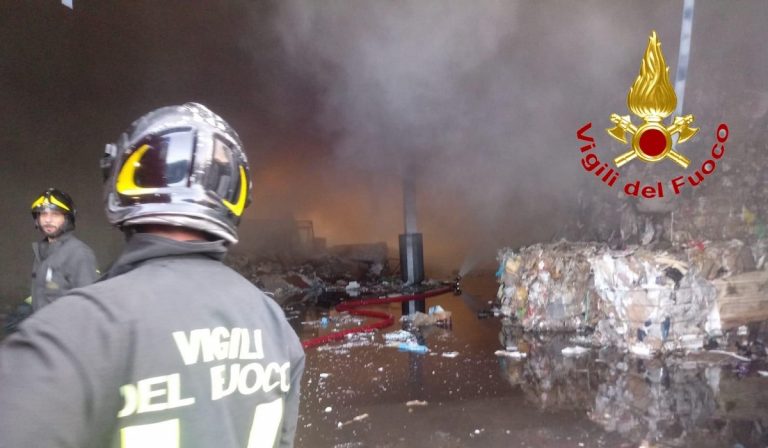 Vignate: incendio in un capannone