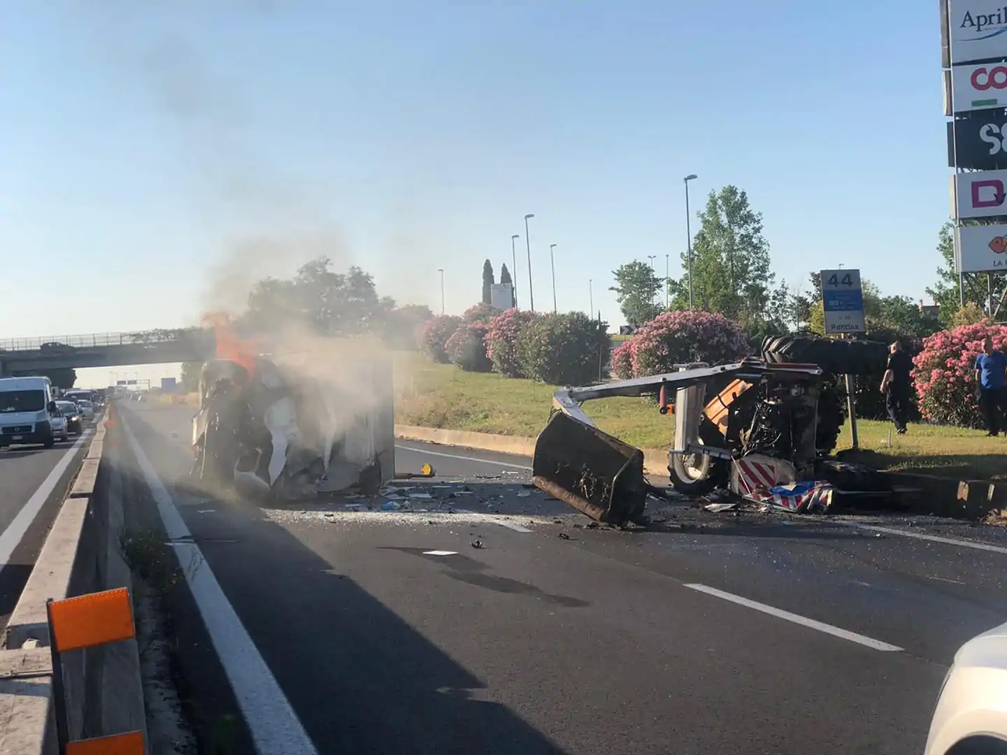 Incidente sulla Pontina, scontro tra camion e trattore: strada chiusa