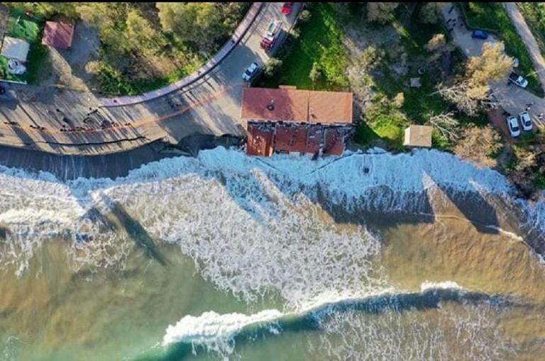 Casa crolla in mare e mamma di 5 figli diventa senzatetto