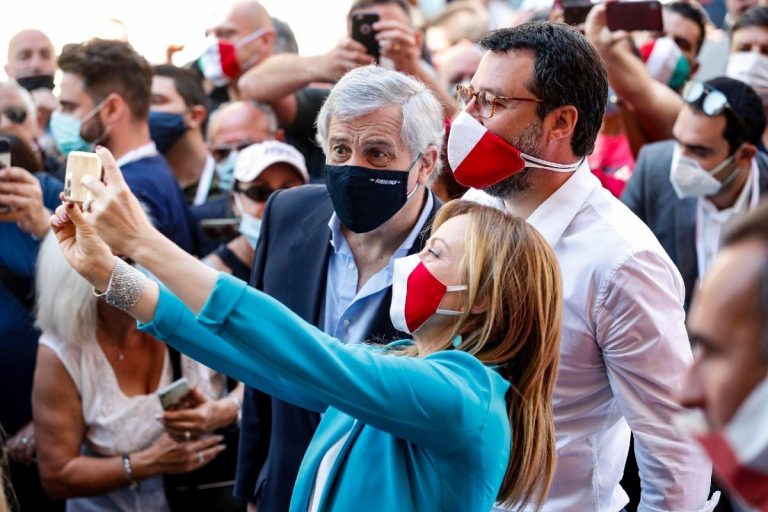 manifestazione-centrodestra-2-giugno selfie