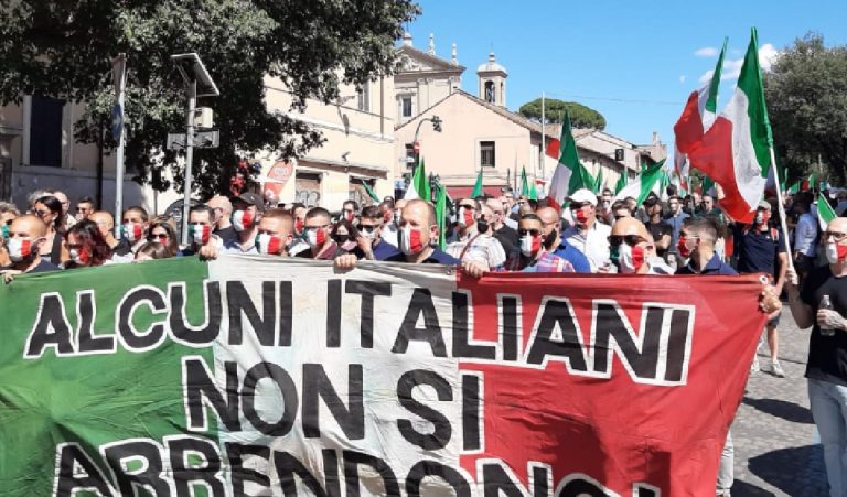 Manifestazione Roma mascherine tricolori