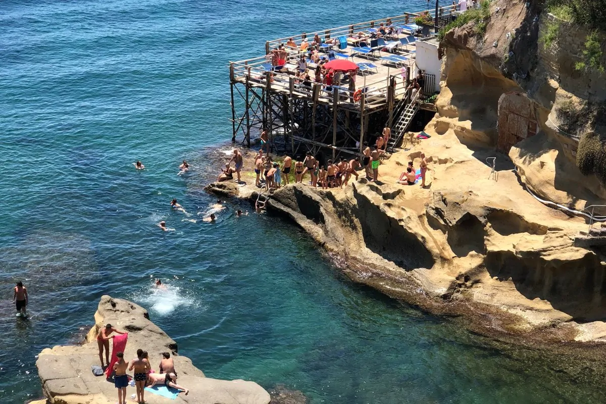 Napoli, spiaggia di Marechiaro: folla di bagnanti e poche mascherine