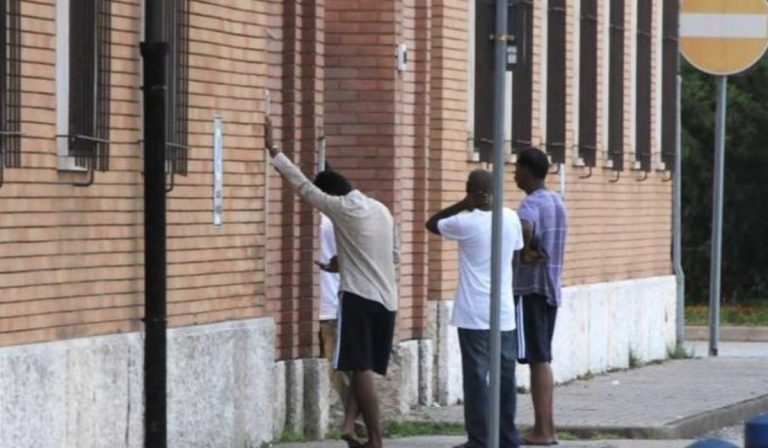 Migranti caserma Treviso
