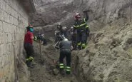 Muro contenimento crollato Napoli