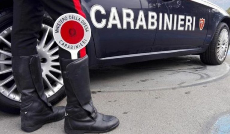 Uomo strangola la ex, poi si costituisce
