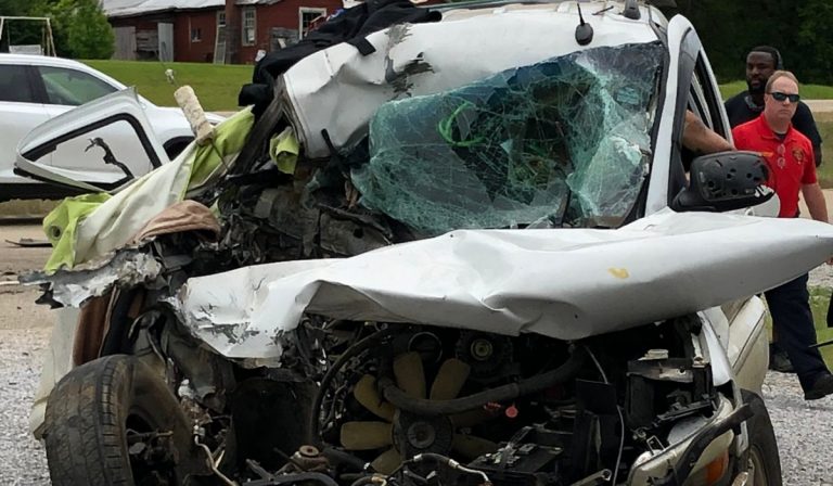 Un papà e due bambini falciati da un'auto
