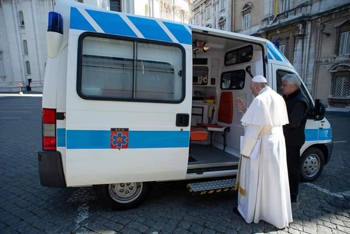Papa Francesco benedice ambulanza