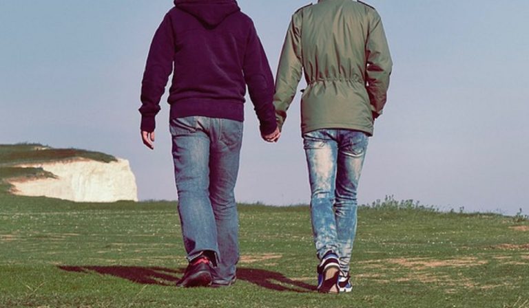 Aggredisce e insulta coppia gay: arrestato