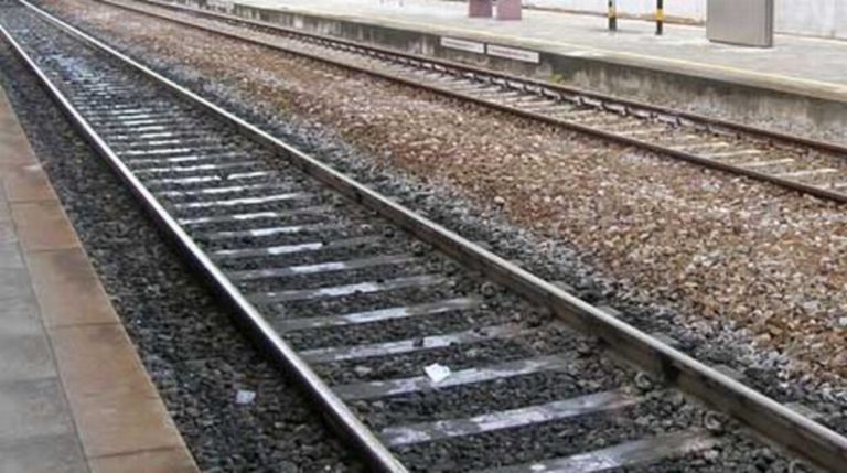 persona travolta da treno a sesto calende