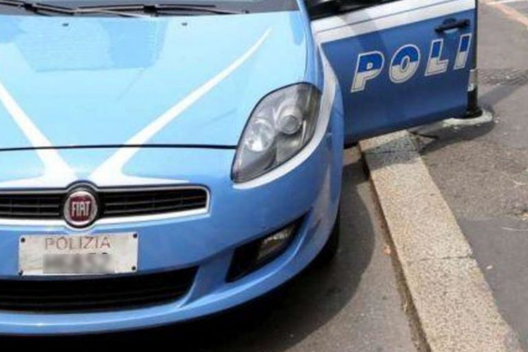 Picchia genitori soldi droga