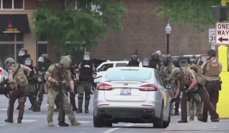 Minneapolis, durante le proteste i poliziotti tagliano le gomme delle auto