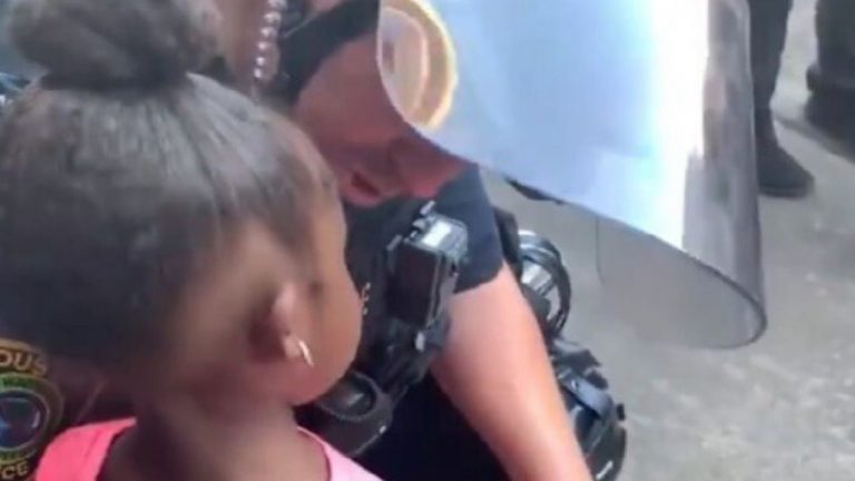 poliziotto e bambina