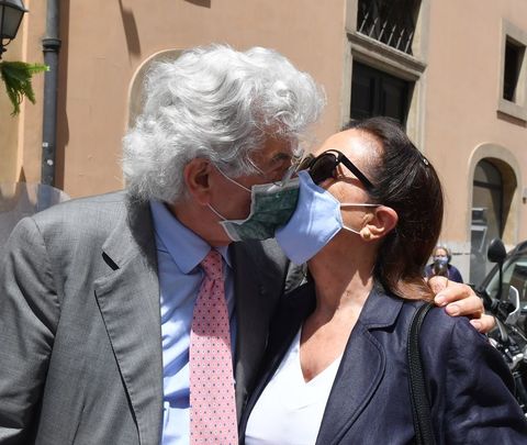 antonio razzi bacio con mascherina