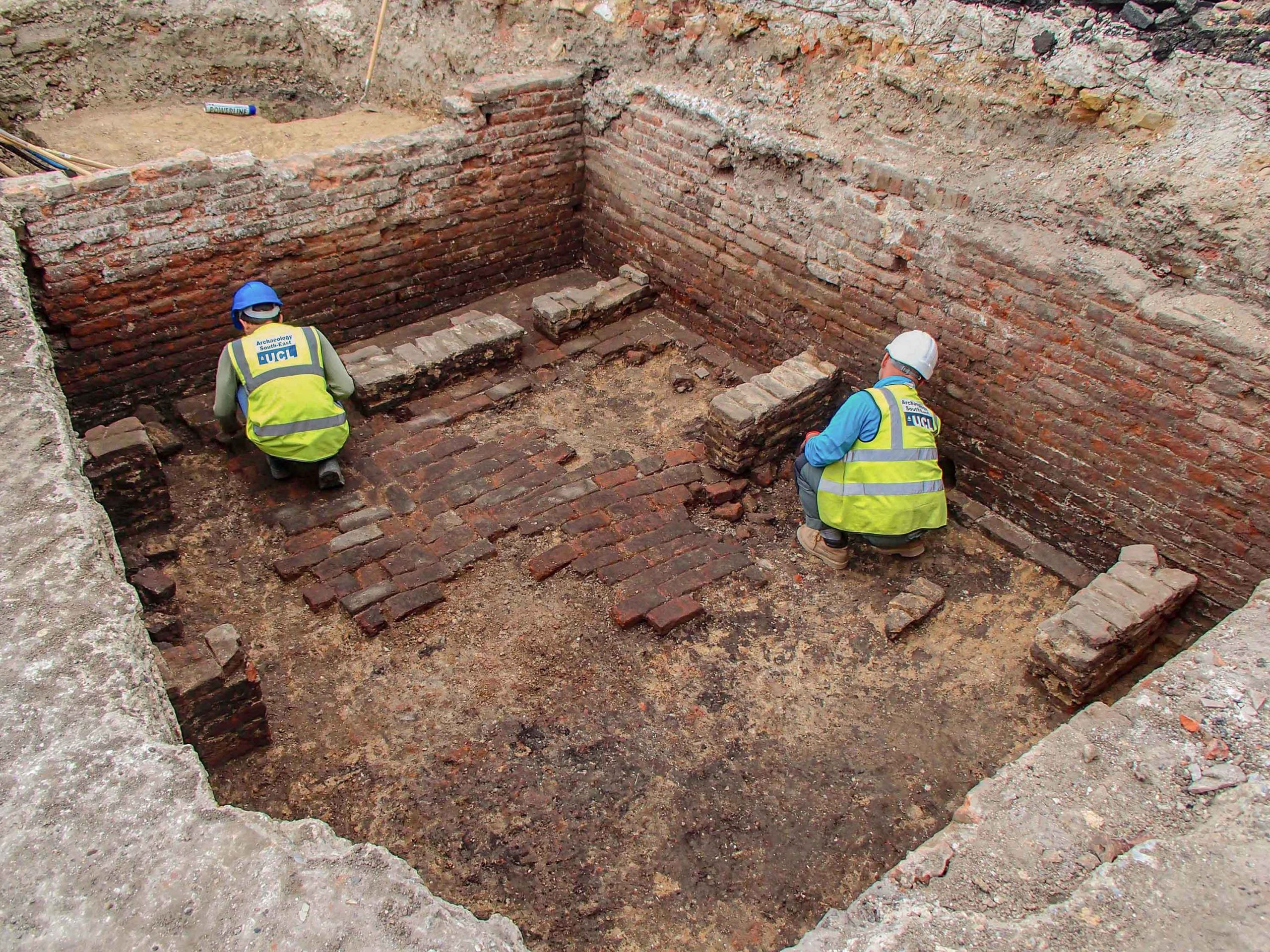 Archeologi al lavoro al Teatro Red Lion