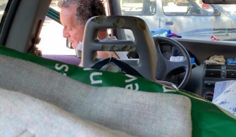 Coronavirus, uomo vive in macchina senza lavoro