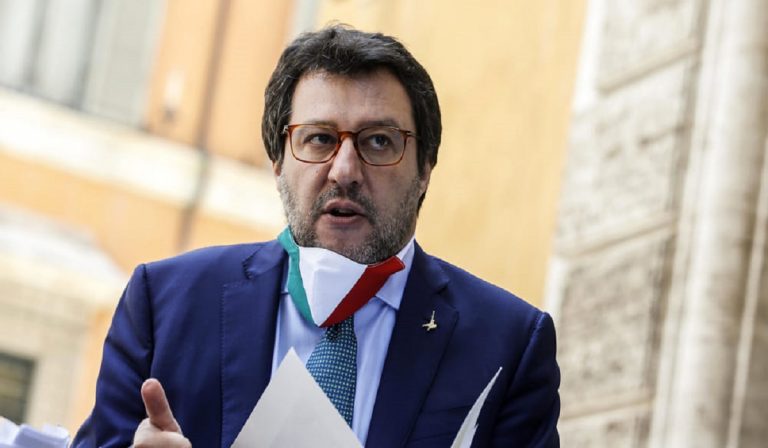 Avellino, denunciate ragazze per lancio di uova su Salvini