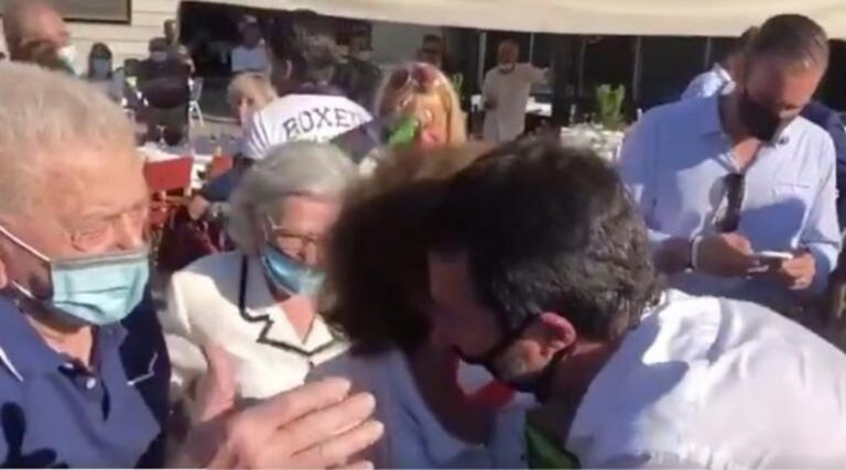 salvini mascherina e baci agli anziani