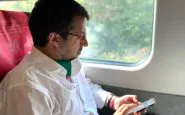 Salvini in treno senza mascherina