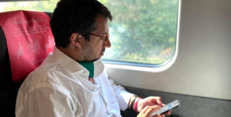 Salvini in treno senza mascherina