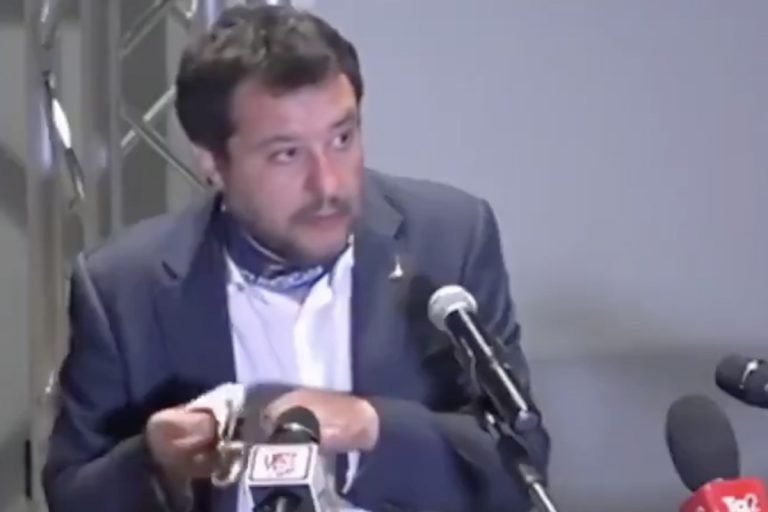 salvini pulisce occhiali mascherina