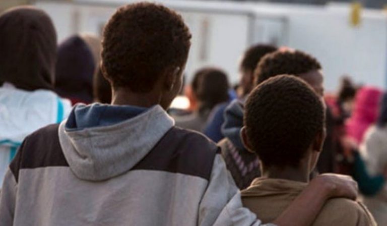 Insulti e schiaffi ai migranti di Favara