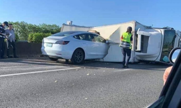Schianto tesla camion autostrada