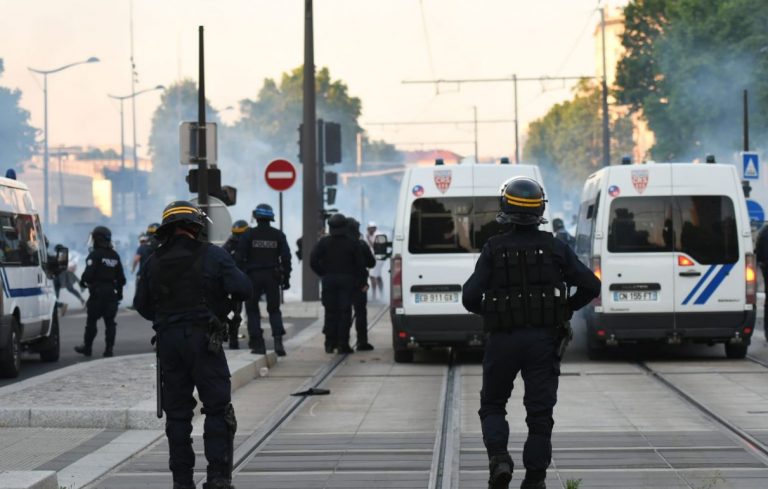 scontri parigi corteo