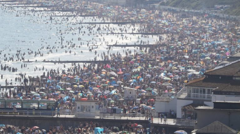 Spiagge affollate regno unito ritorno scuola