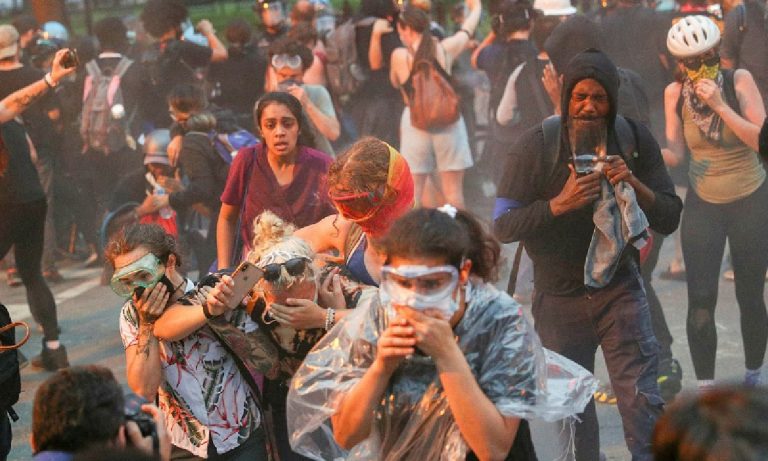 Spray urticante manifestanti statua jackson