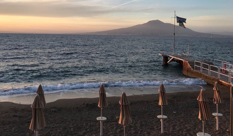 Vico Equense: uomo spara in spiaggia ad una donna