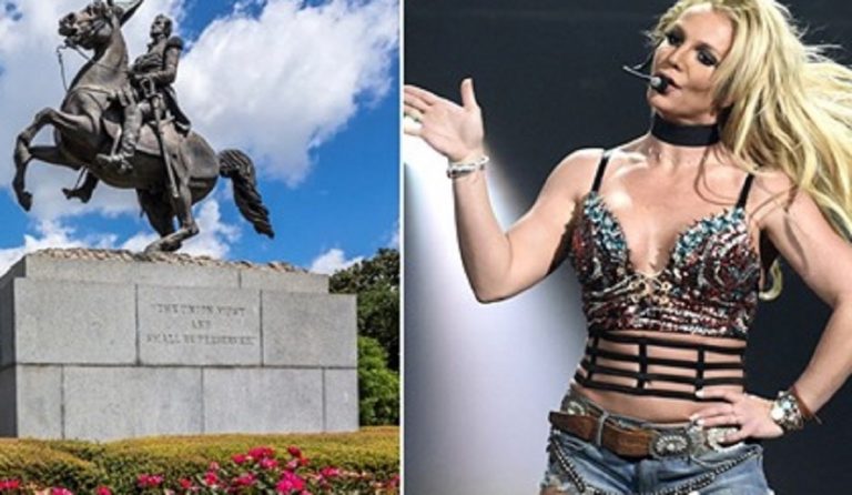Statue della cantante Britney spears sostituiscono quelle degli eroi americani