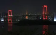 Tokyo, il Rainbow Bridge torna a illuminarsi di rosso