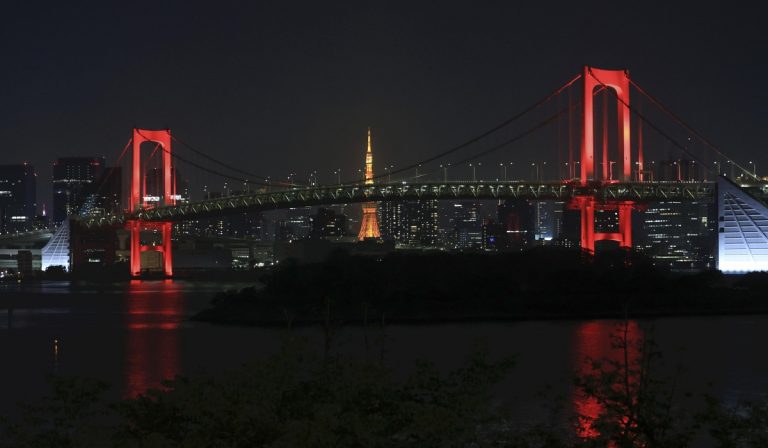 Tokyo, il Rainbow Bridge torna a illuminarsi di rosso