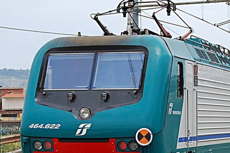 treno senza mascherina sputa