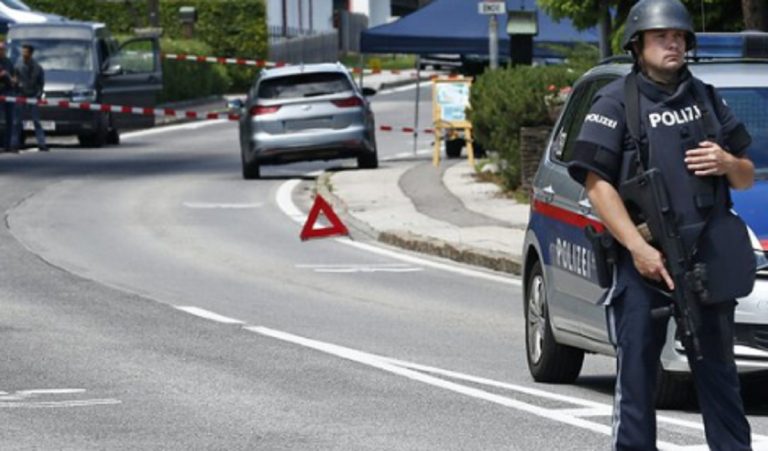 Uccide l'ex moglie in austria