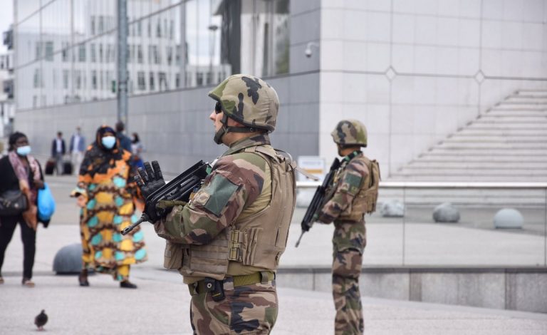 uomo armato parigi