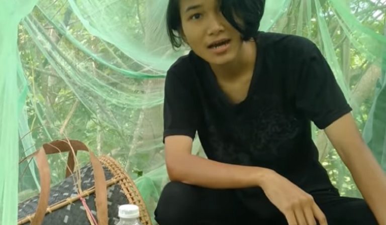 Malesia, studentessa su albero per gli esami online