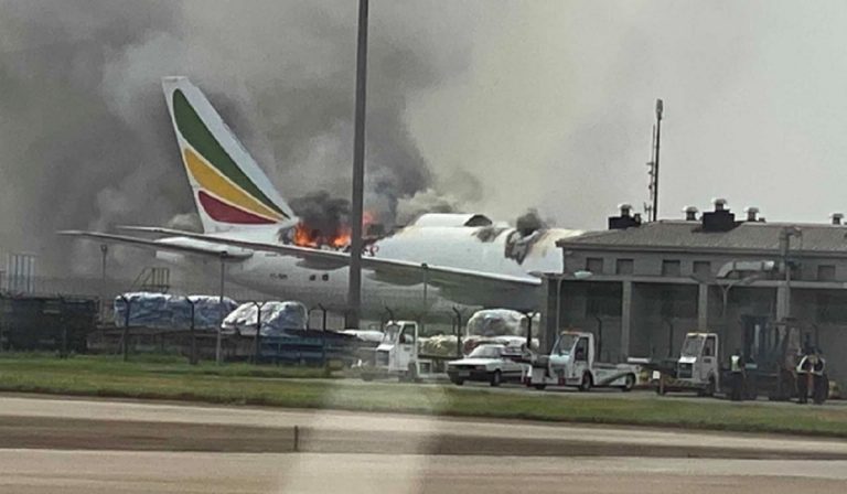 Shanghai, prende fuoco aereo